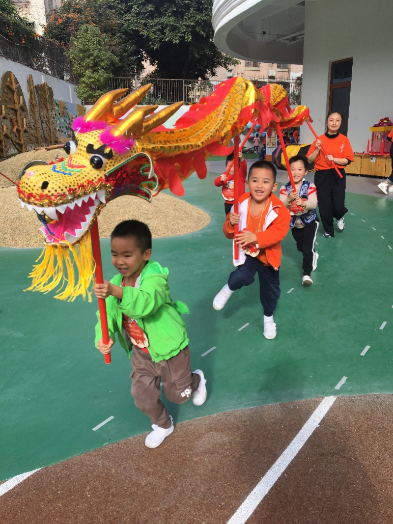 深圳市十二幼开展“拾趣民间，玩转传统”民间游戏活动